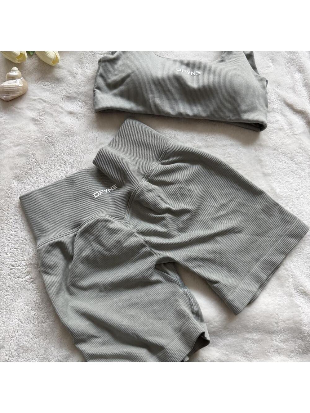 Dfyne matching sports bra + shorts set - Picture 3 of 3